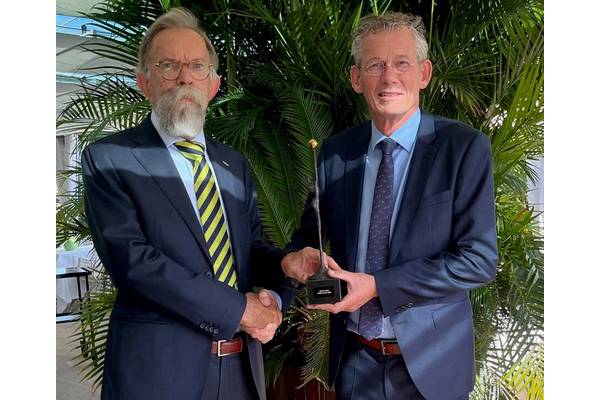 On behalf of Boskalis, Pim van der Knaap (right), Group Director, accepts the Safety Award 2023 which was bestowed by IADC’s President Frank Verhoeven(left). Image courtesy IADC