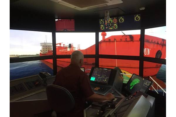 Captain Arbogast, Houston Pilots, maneuvering a Z-Drive tug at MSRC (Photo: Pascal Rhéaume)