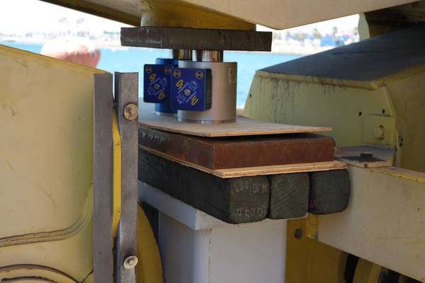 The load cells were placed in pairs under the eight intermediate gantry equalizers on specially designed pedestals (Photo: Lifting Gear Hire