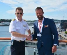 Dr. Dirk Claus (right) welcomes Captain Olav Soevdsnes (Photo:Port of Kiel) 