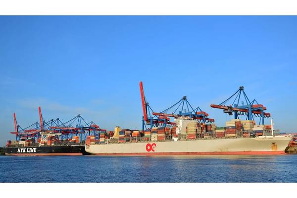 Containervessels at HHLA Container Terminal Altenwerder (Photo: Port of Hamburg)