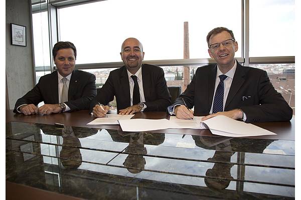 The event also saw Sanmar sign a contract for the supply of Rolls-Royce thrusters for a further twelve tug boats. Left to right: Erkut Aslanoglu, Rolls-Royce Sales Manager – Turkey, Ali Gurun, Sanmar Shipyard, Project Director and Neil Gilliver Rolls-Royce, President – Merchant.