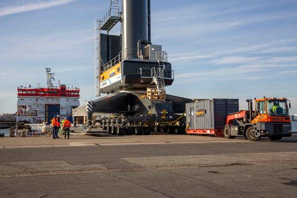 The LHM 800, the flagship model of Liebherr’s mobile harbour crane portfolio, is loaded onto the MV Bravewind via RoRo method for its delivery to the Marcor Hartel Terminal. Image courtesy Liebherr
