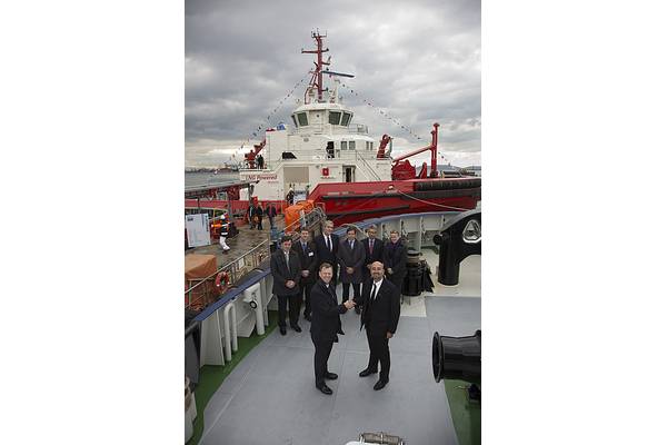 Neil Gilliver, Rolls-Royce, President – Merchant (front left) congratulates Ali Gurun, Sanmar Shipyard, Project Director in front of the world’s first LNG power tug, Borgøy.