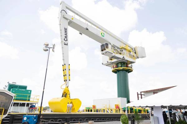 Invited guests take the opportunity for a guided tour of Creole King, a state-of-the-art floating crane.
Photo credits: E-Crane & Apple Pie Media