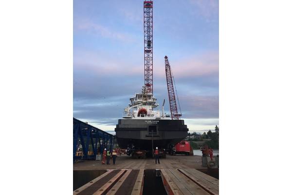 Loading tugboat onto SPMT (Photo: Mammoet)