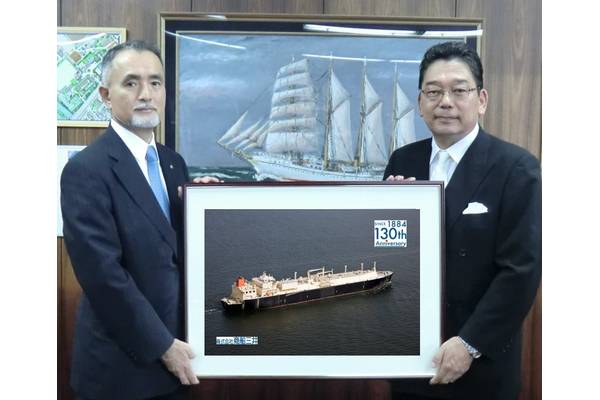 MOL Managing Executive Officer Takaaki Inoue (left), and Head of the Faculty of Maritime Sciences of Kobe University (Photo: MOL)