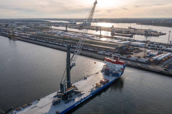 A milestone for Marcor and Liebherr: This LHM 800 is the first crane of its kind to operate with an all-electric drive system. With its 64-metre reach and peak dry bulk operating capacity exceeding 2,000 tonnes per hour, it perfectly aligns with Marcor’s bulk, bagged and containerized stevedoring operations. Image courtesy Liebherr