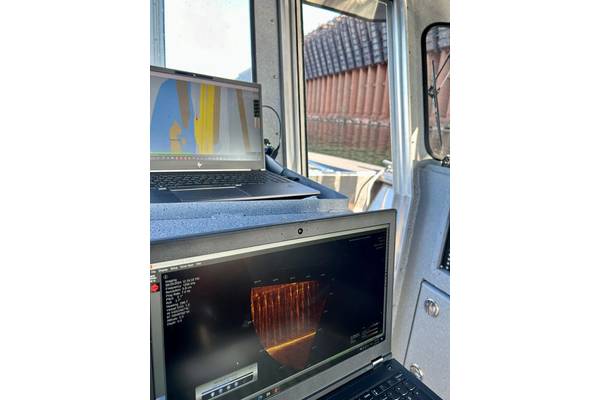 On-vessel computer display with ore dock in background. M3 software shows real-time vertical image mosaic of ore dock.
Image courtesy Kongsberg Discovery