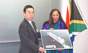 A Panel of MOL's cutting-edge hybrid car carrier "Emerald Ace" ,which carried eight mobile library vehicles last year, was presented to South African Ambassador in Japan Her Excellency Mohau Pheko by MOL Senior Managing Executive Officer Takashi Kurauchi.