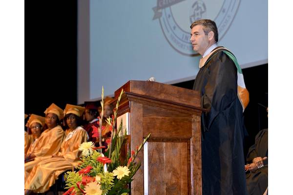 HII President and CEO Mike Petters addresses An Achievable Dream’s 2014 graduating class. (Photo courtesy of Helen’s Place Photography)