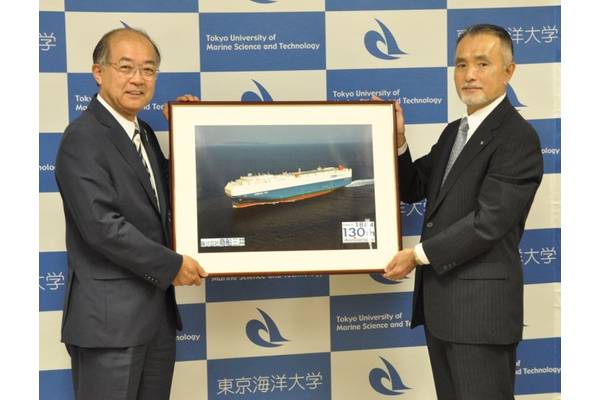 Principal of Tokyo University of Marine Science and Technology Nobuaki Okamoto (left) and MOL Managing Executive Officer Takaaki Inoue (right) at the ceremony (Photo: MOL)