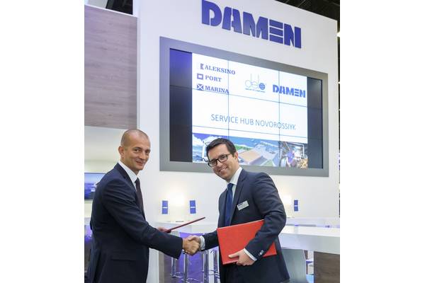 From left to right: Igor Yakovenko, CEO JSC DeloPorts, with Bart Kaal, Regional Service Manager, Damen Shipyards Group (Photo: Damen)