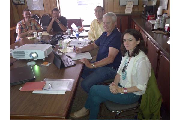  Signing of the Contract, from the right: Verónica Alonso, SENER North America Area Manager, Kenneth R. Munroe, Eastern Executive Vice President and Chief Operating Officer, Rodrigo Pérez, SENER Project Manager and two Eastern IT specialists.