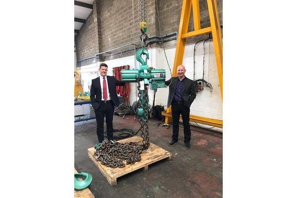 Steve Walker, managing director of JD Neuhaus (left); and Colin Naylor, managing director of Lifting Gear Hire. (Photo: LGH)