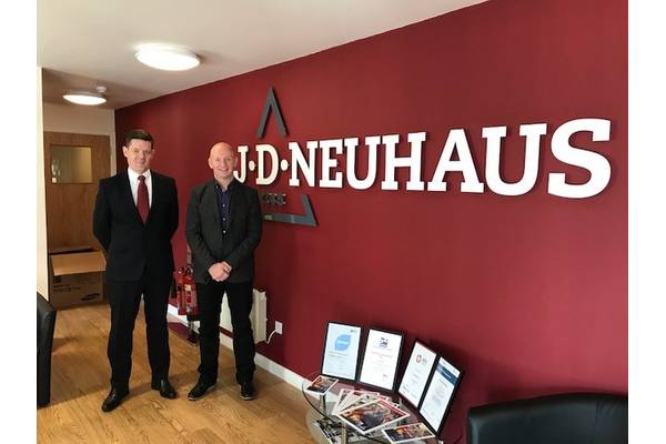 Steve Walker, managing director of JD Neuhaus (left); and Colin Naylor, managing director of Lifting Gear Hire. (Photo: LGH)