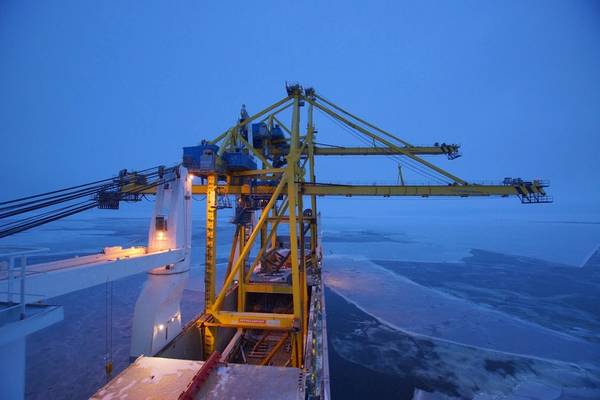 HHL Valparaiso is the first vessel to sail open hatch through the Northern Sea Route, as it delivers two giant ship-to-shore (STS) cranes across Russia. (Photo: HHL)