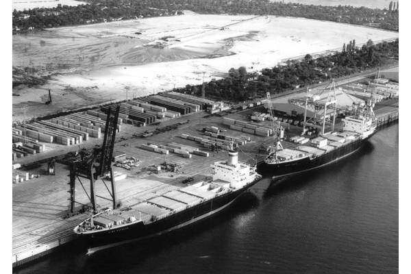 The Weser Express and the Elbe Express are the containerships of the first generation at the Burchardkai in Hamburg. (Photo: Hapag-Lloyd)